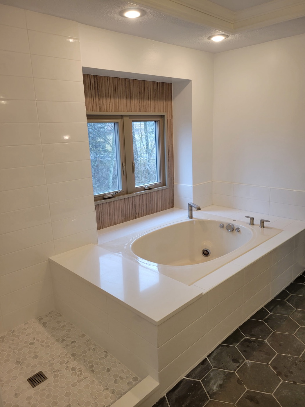 Tiled tub surround with hexagon tile floor