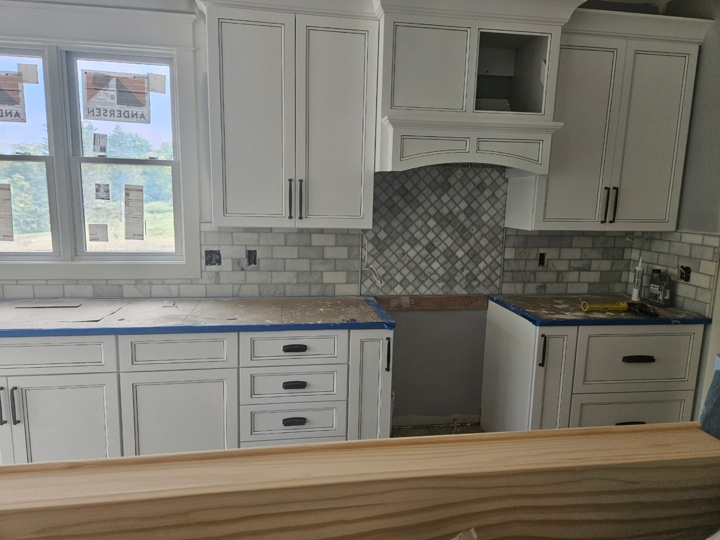 White shaker kitchen with arabesque tile accent backsplash